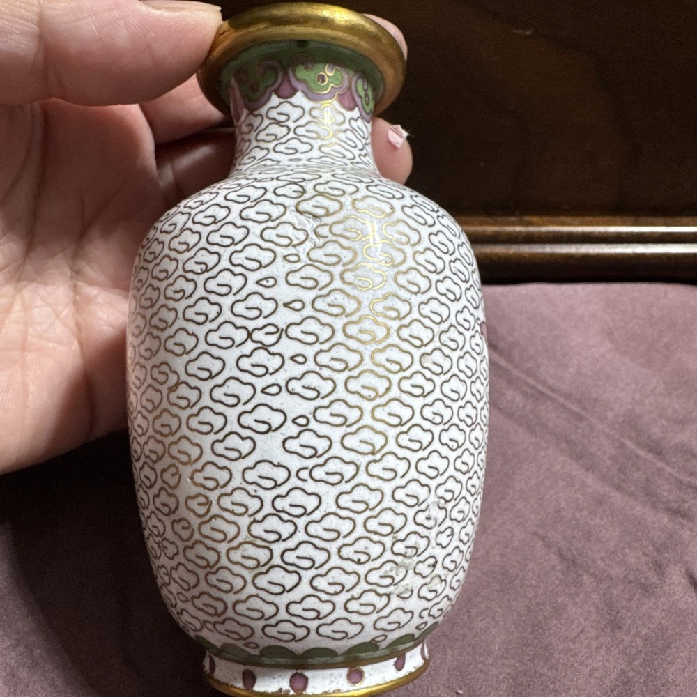 Bulb Vase Beautiful Flowers 5" tall. Small‎ Damage See Picture. - Picture 9 of 11